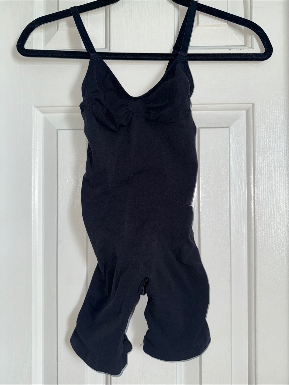 SKIMS SIZE SMALL Black Shapewear Bodysuit with Built-In Cups and booty support
